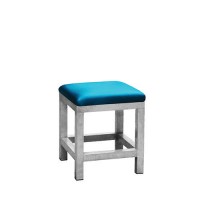 Monaco kruk laag, met blauw hoesje over het kussen Monaco kruk laag, met blauw hoesje over het kussen
