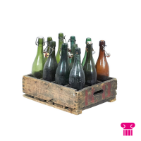 Krat hout, met beugelflessen Krat hout, met beugelflessen